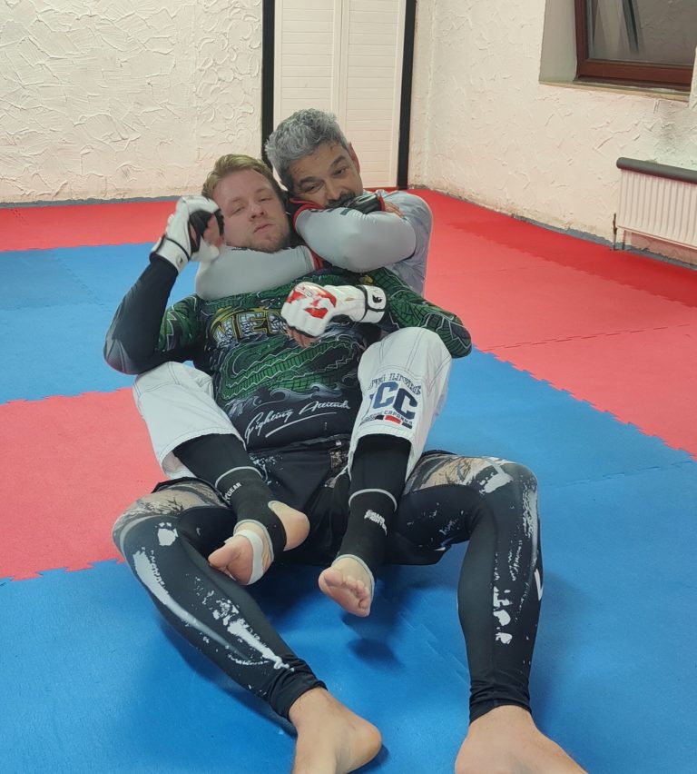 Jean-Claude "Jaycee" Capanna demonstriert mit einem Schüler den Rear Naked Choke im Luta Livre Training der Smart Grapplers Jaycee in Mülheim an der Ruhr