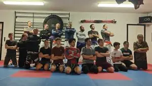Teamfoto der Smart Grapplers Jaycee – die Gruppe steht in Formation und blickt geschlossen nach links während des Luta Livre Trainings in Mülheim an der Ruhr
